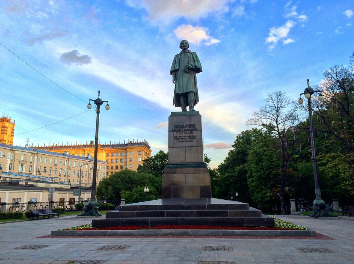 Гоголь на гоголевском бульваре. Памятник Гоголю в Москве на Гоголевском бульваре. Памятник н.в.Гоголю на Гоголевском бульваре. Памятник на Гоголевском бульваре. Памятник Гоголю (Никитский бульвар).