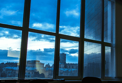 Window gif. Вид из окна размытый. Размытый город из окна. Окно гиф. Голубое небо из окна.