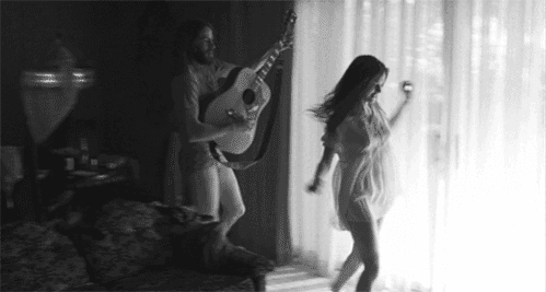 слушают музыку