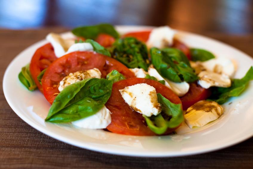 салат с соусом песто