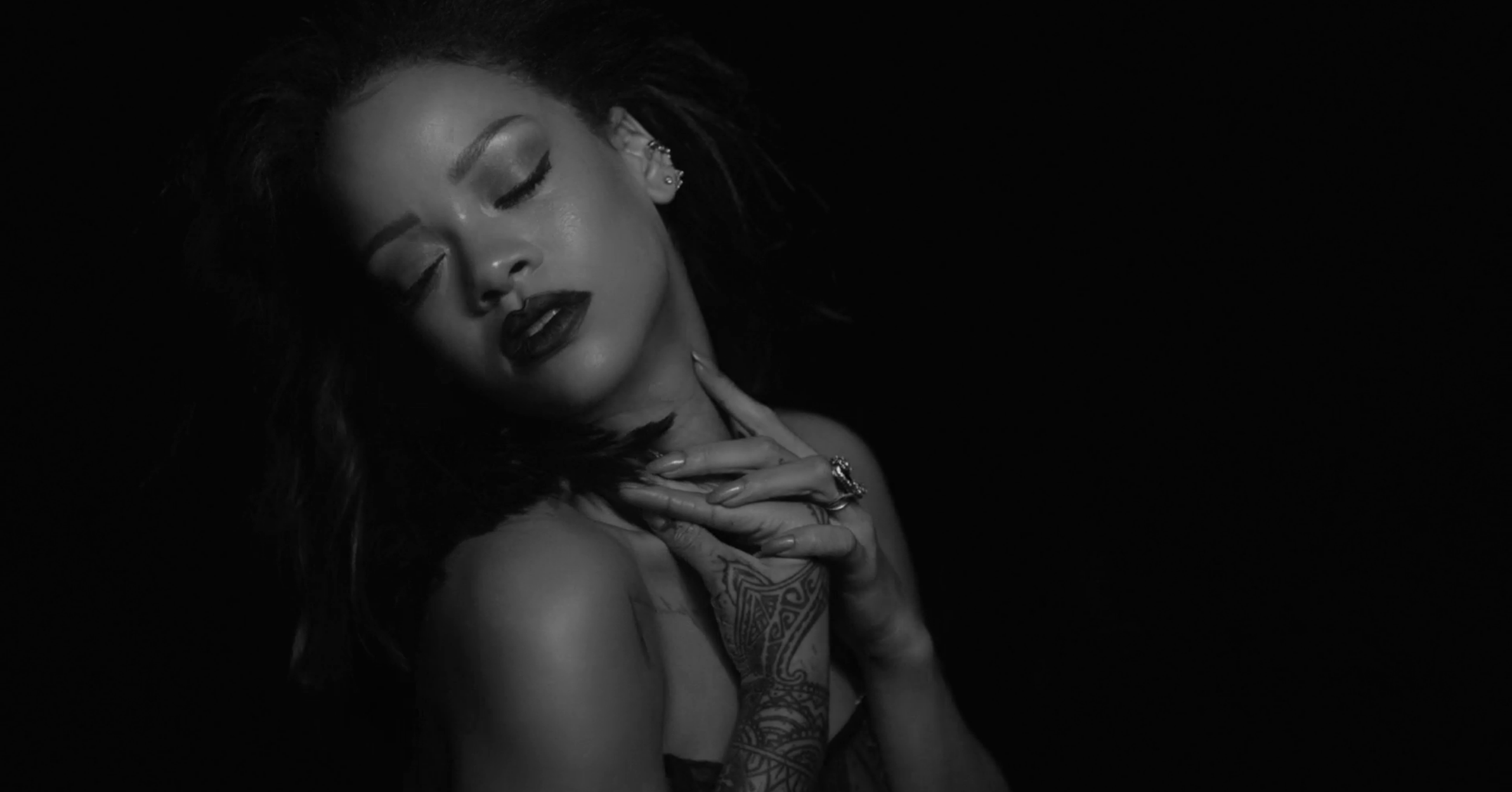 Клип черный. Рианна Кисс. Рианна Кисс беттер. Рианна Kiss it better. Rihanna чб.