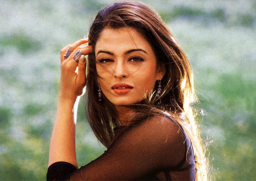 Аузына ақырын кіргізеді