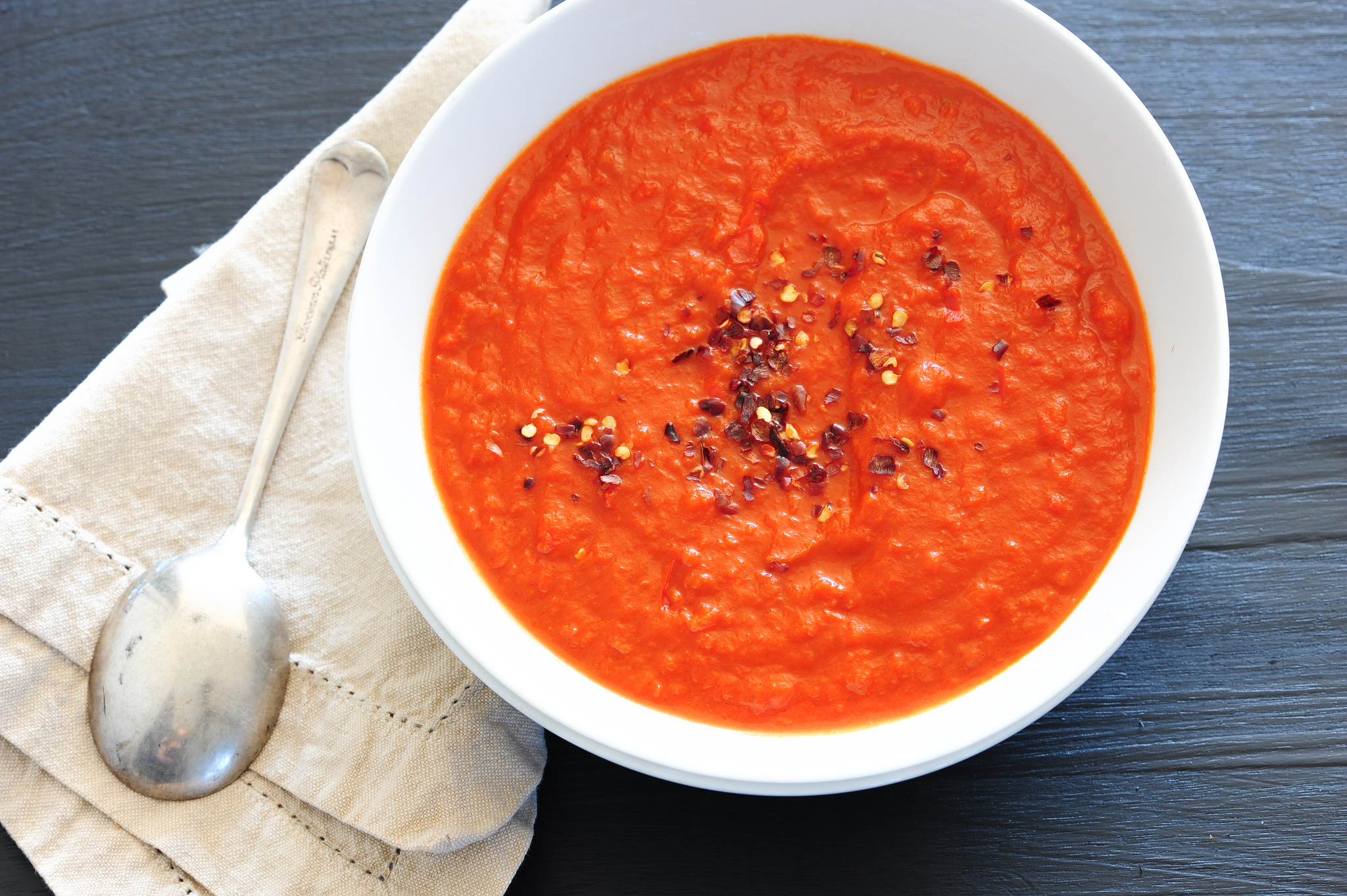 Суп из свежих помидоров рецепт. Реструктурированный томатный суп. Томатный суп пюре. Суп пюре из томатов. Томатный суп-пюре из свежих помидоров.