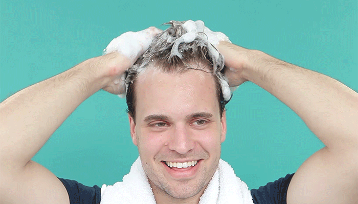 мужчина моет голову