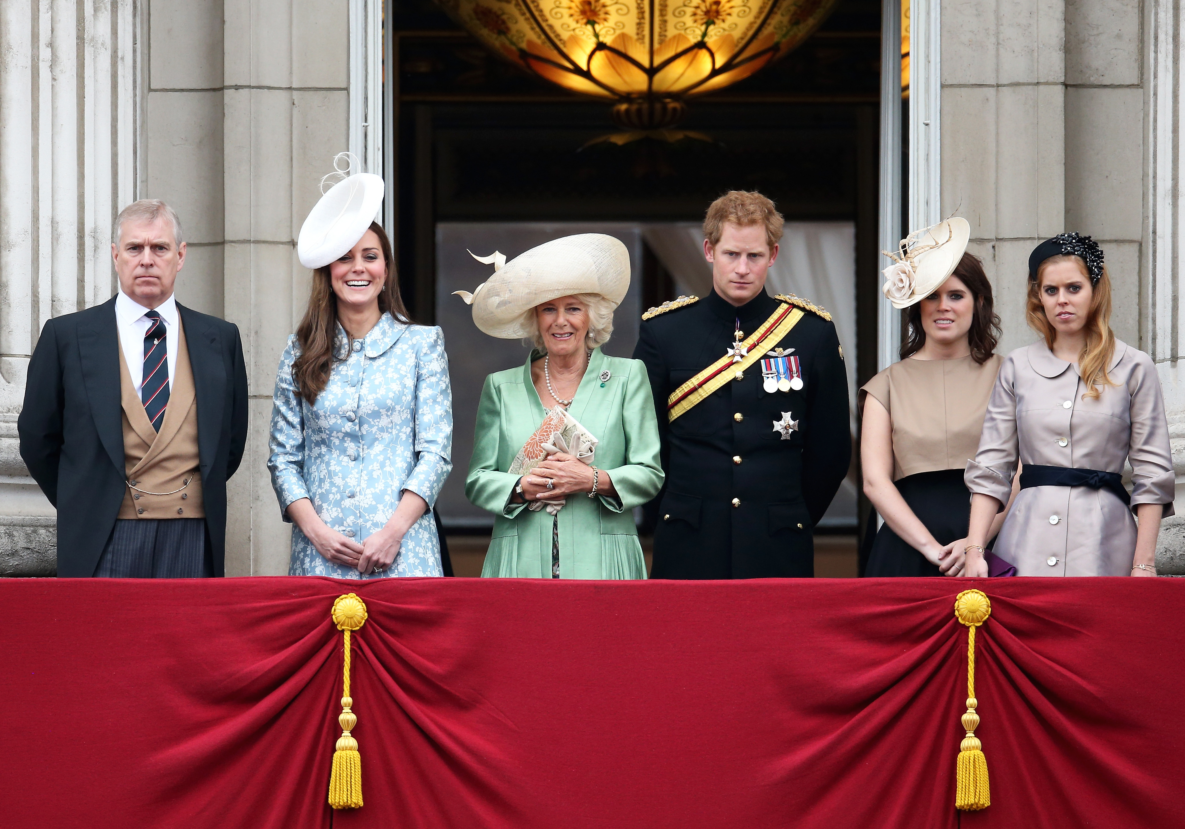 Англия королевская семья. Trooping the Colour Кейт. Королевская семья Англии. Королевская семья Великобритании вся семья.