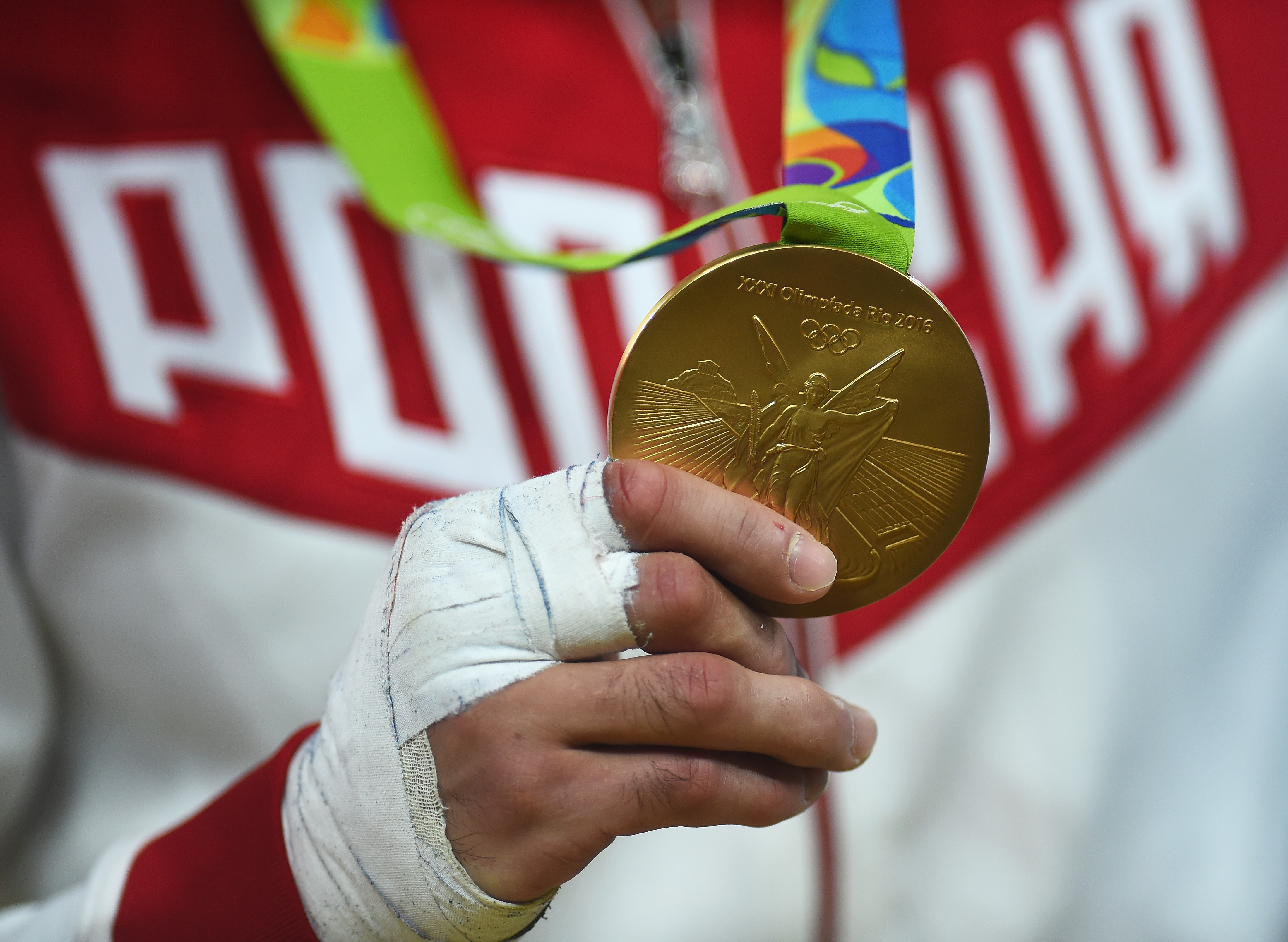 Сколько спортсменов получили медали. Олимпийские медали. Золотая Олимпийская медаль. Олимпийская медаль в руках. Олимпийское золото.