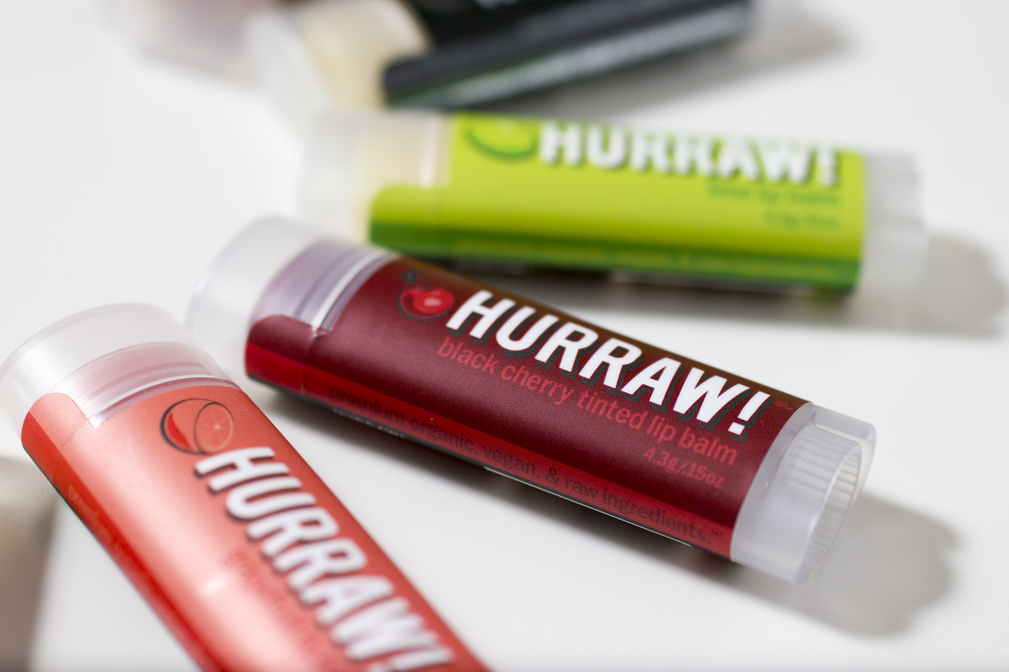 Лучшие бальзамы для губ. Hurraw. Hurraw! Бальзам для губ Green Tea. Черный Lip Balm. Съедобный бальзам для минета.