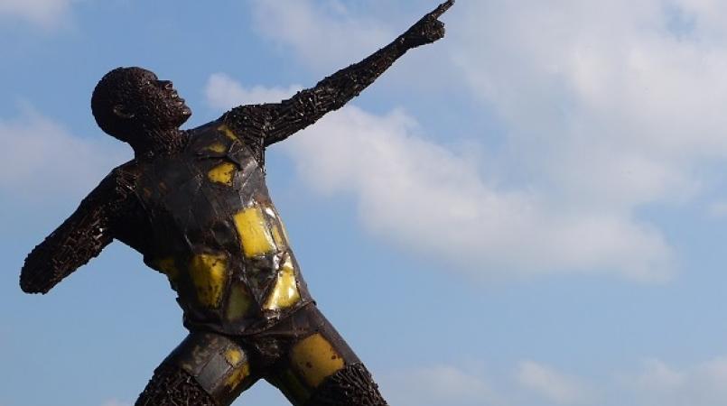 болт памятник