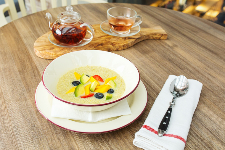 Каша из киноа с авокадо и манго