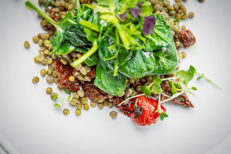 Чечевица со шпинатом и вялеными томатами