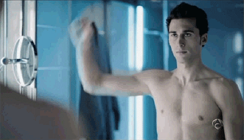 Мужчина и дезодорант