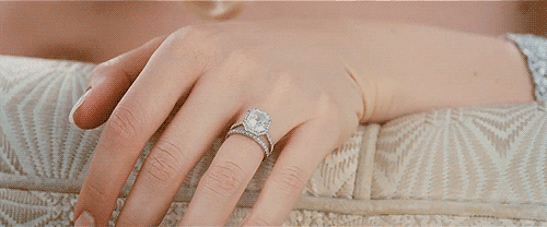 Люди говорят, что кольца несут в себе огромную энергетическую силу, способную любо помочь тебе, либо здорово испортить жизнь. В некоторых случаях кольца могут даже влиять на здоровье и судьбу. Кроме того, считается, что в натуральных камнях заключена огромная сила, с которой нужно уметь обращаться. Сегодня мы расскажем тебе, чем опасны бриллианты, почему золото может убить и как найти идеальное кольцо. ВСЕ ПО МЕСТАМ Для начала давай разберемся, на какой руке лучше носить кольца. Правая рука является проводником мужской энергии, на ней кольцо активизирует уже имеющиеся качества своего обладателя и определенные процессы в его жизни. Левая рука является проводником женской энергии, кольца на ней будут придавать новые качества и защищать. Большой палец выражает силу планеты Марс и отвечает за такие качества, как сила воли, логика, мышление. Перстни на большом пальце рекомендуется носить мужчинам, потому что еще в Древнем Риме большой палец считался символом мужской силы, а железное кольцо помогало ее обуздать. Женщинам не стоит носить кольца таким образом, потому что это снижает их сексуальную энергию. Для большого пальца нужно выбирать камни зеленого и синего цвета. Указательный палец хранит энергию планеты Юпитер. Он помогает разобраться в чувствах и найти предназначение в жизни. Правильно подобранный камень поможет тебе реализоваться в любимом деле. Если выбрать камень неправильно, это может пошатнуть материальный статус хозяина, сделает его безответственным и легкомысленным. Правильное украшение позволит преодолеть природную стеснительность, неуверенность в себе и добиться цели. Средним пальцем управляет планета Сатурн, он отражает линию судьбы. Это  центральный палец, и украшения на нем имеют особое значение. Они способны повлиять на развитие личности и способность хозяина находить общий язык с окружающими. Правильный камень может сделать тебя интересным собеседником, замечательным оратором. Для достижения определенной цели лучше выбрать черный или фиолетовый камень, но их нельзя носить долго, поскольку таким камням требуется отдых. Для среднего пальца лучше выбирать серебряные украшения, золото может снизить привлекательность, а вот железное кольцо поможет стать мудрее. Безымянный палец знаменует Солнце − символ любви и жизни, он отвечает за чувства. Сентиментальные и влюбчивые женщины носят кольца именно на этом пальце. И если на других пальцах носить красные камни не рекомендуется, то для безымянного они подойдут идеально. Если ты планируешь создать семью, лучше не носи серебряные кольца на безымянном пальце. В мизинце заключена энергия Меркурия, которая отвечает за умение налаживать связи в обществе, а также за творческую составляющую, его нередко выбирают художники, актеры, писатели, а порой даже врачи и адвокаты. На мизинце рекомендуется носить желтые и зеленые камни, оправа может быть из любого металла. МАГИЯ КАМНЕЙ В любом камне заключена своя энергия и сила. У каждой разновидности минерала есть свое описание, и существуют целые энциклопедии, которые помогут тебе сделать выбор. Некоторые камни могут быть опасны, так как усиливают те качества, которых в человеке и без того достаточно, например бриллианты, которые являются сильнейшими катализаторами. При выборе камня нужно задаться вопросом: что я хочу получить? Возможно, ты пытаешься найти любовь или изменить черты своего характера, а может быть, призвать на помощь удачу или поправить здоровье. Выбирай камень, исходя из своих целей. Существует такое понятие, как камень-талисман. Можно перерыть сотни справочников, но важнее всего найти эмоциональную связь с камнем. Иногда даже простой придорожный камешек может стать сильнейшим амулетом. СИЛА МЕТАЛЛА Металл, как и камень, имеет свои магические свойства. Один и тот же материал украшения может по-разному влиять на разных людей. Например, золото − очень сильный металл, он подходит Львам, Тельцам и Овнам, сильным людям с высокой самооценкой. На остальных золото может оказывать слишком сильное давление. Серебро подходит тем, кто страдает перепадами настроения. Оно помогает людям с тонкой душевной организацией преодолевать испытания. Но многих серебро может сделать жесткими и закрытыми. Этот металл подходит Рыбам и Ракам. Платина подходит людям с хорошими манерами, несуетливым, а также склонным к ясновидению. Также платину рекомендуется носить людям, у которых есть проблемы с психикой. Лучше всего платина подходит Рыбам и Весам. А вот железо отлично помогает улучшить работу мозга, но оно рекомендовано людям сильным и стойким. В древности им отгоняли злых духов и лечили. Так что, выбирая недрагоценный металл, ты не только сэкономишь, но и поумнеешь. ПОЧЕМУ НЕ СТОИТ ДАРИТЬ КАМНИ Никогда не дари и не принимай камни в подарок. В древности камни дарили, чтобы подчинить себе человека – вызвать любовь или покорность. Исключением являются родители и люди, которые по-настоящему любят тебя, ведь они не способны причинить тебе зла. Но если камень уже подарен, то проверить его можно с помощью кошки. Дай ей понюхать подарок, если она никак не отреагирует, значит, с ним все в порядке. Если начнет тереться возле него, значит, от камня исходит положительная энергетика и человек, даривший его, к тебе не равнодушен. А вот если кошка убежит или поведет себя агрессивно, значит, камень недобрый и его нужно скорее продать.