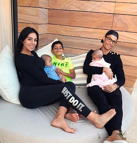 Идеальная семья! Новое фото Криштиану Роналду с Джорджиной Родригес и детьми