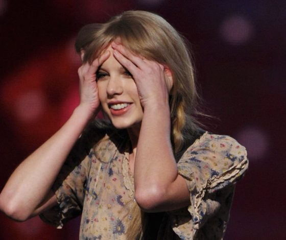 10 звезд, которые опозорились прямо на сцене