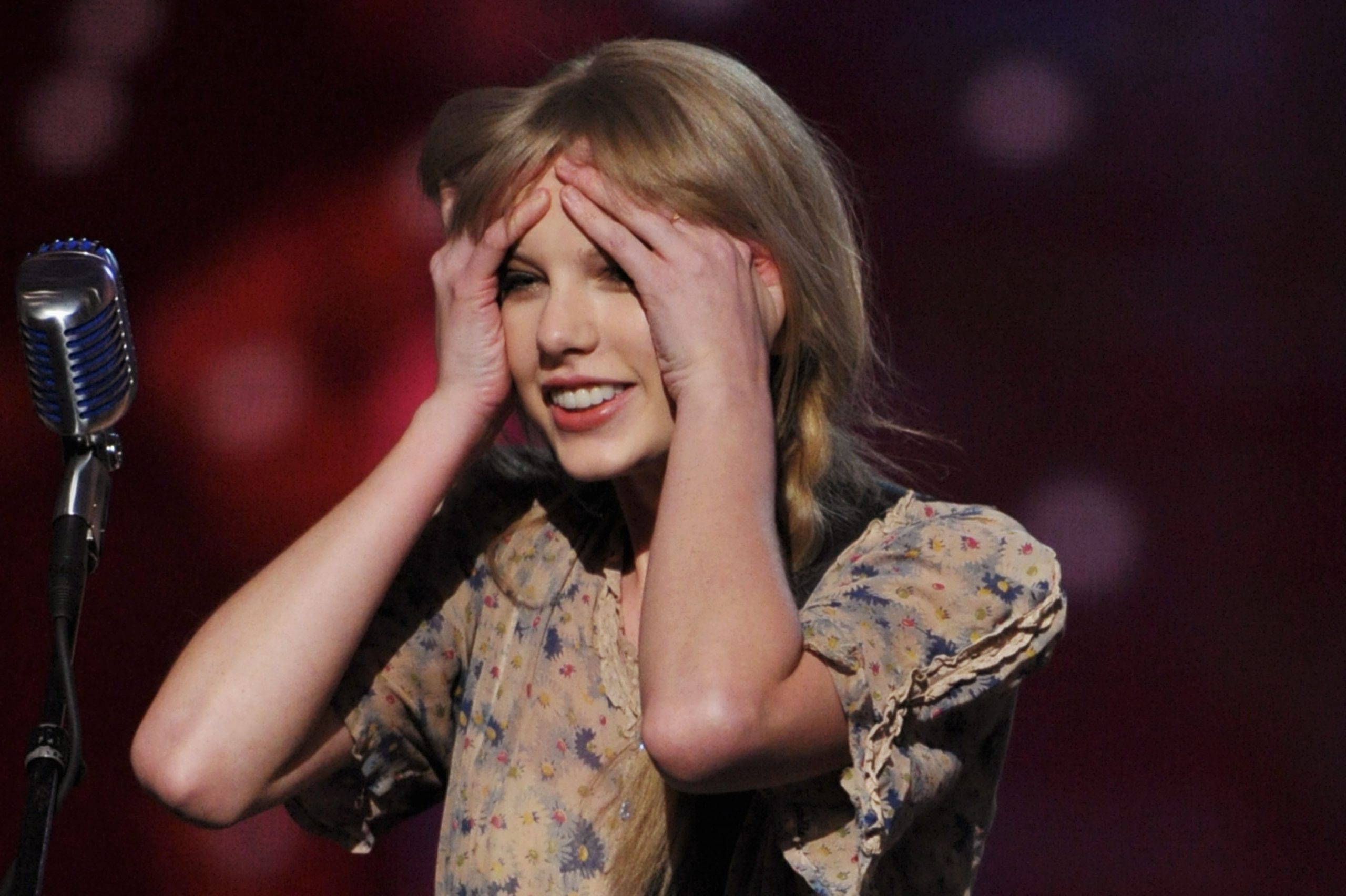 10 stars who embarrassed themselves on stage
