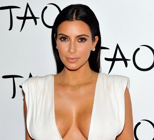 Ким Кардашьян показала тело в откровенном купальнике