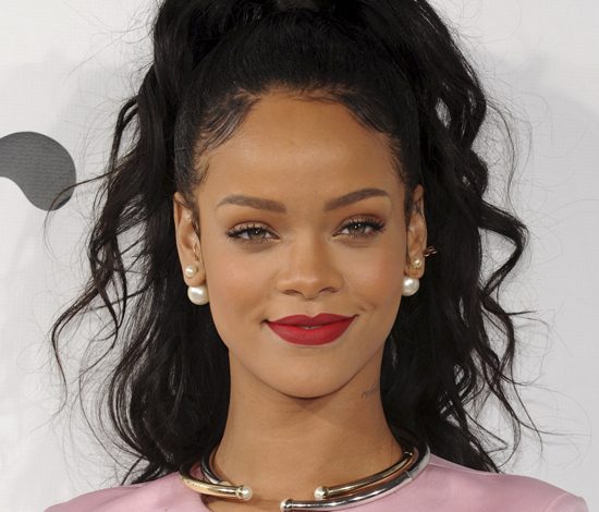 На Рианну подали в суд за обман