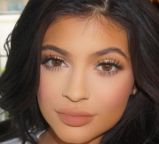 Девушки пробуют воспроизвести макияж Кайли Дженнер