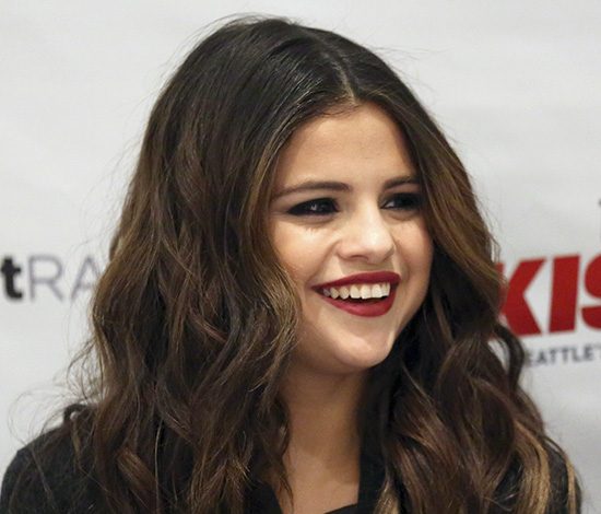 Селена Гомес искупалась в городском фонтане