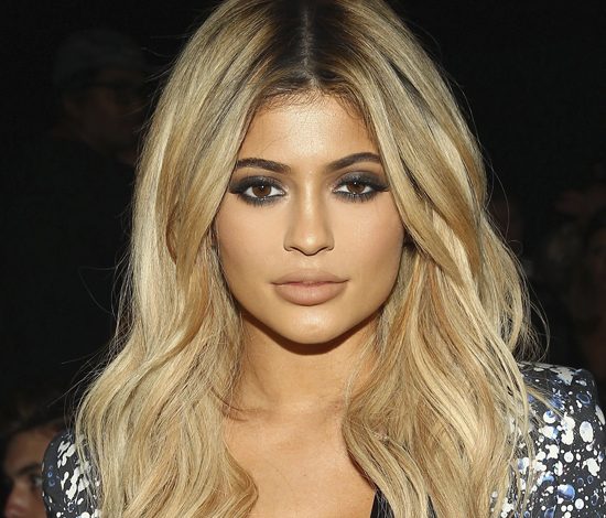 Кайли Дженнер оголила грудь на людях