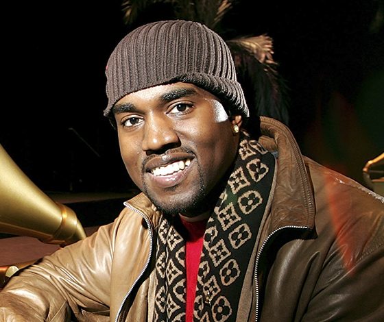 Кто кусает Канье Уэста за попу?