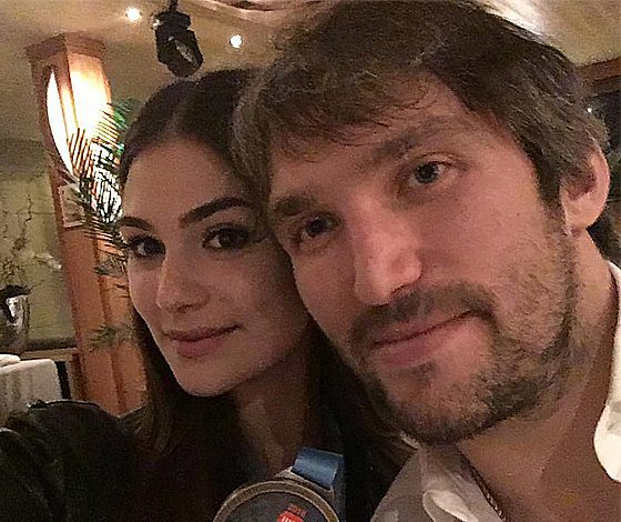 Невеста Александра Овечкина показала обручальное кольцо