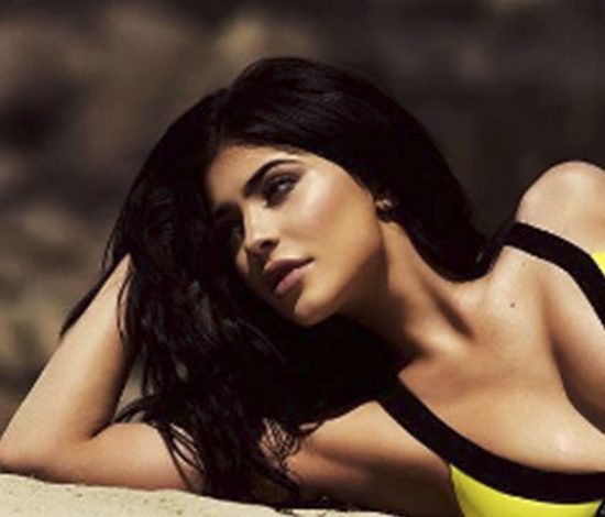 Кендалл и Кайли Дженнер представили коллекцию купальников