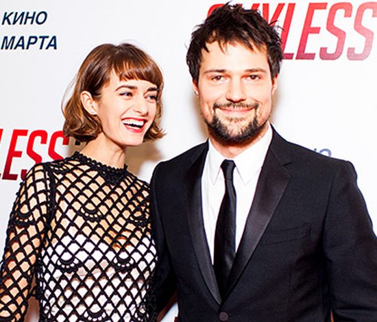 Данила Козловский в объятиях своей девушки