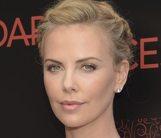 Новые фото Шарлиз Терон с детьми