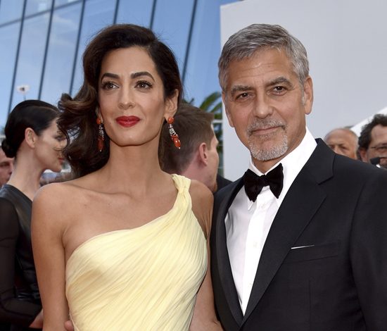 Жена Джорджа Клуни вновь поражает внешним видом