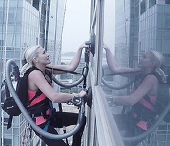 Суперутро: она поднялась на высотку с помощью двух пылесосов