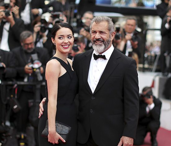 Мэл Гибсон впервые вышел в свет с молодой любовницей