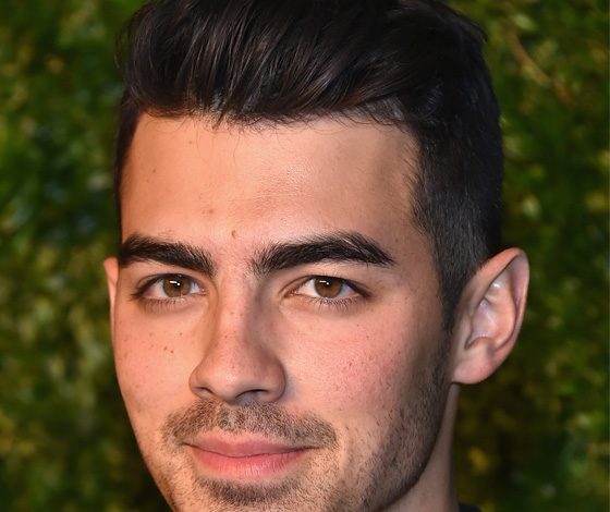 Джо Джонас снял в новом клипе модель plus-size