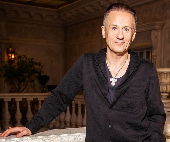 Меньшиков и Миронов на перформансе в ресторане «Турандот»