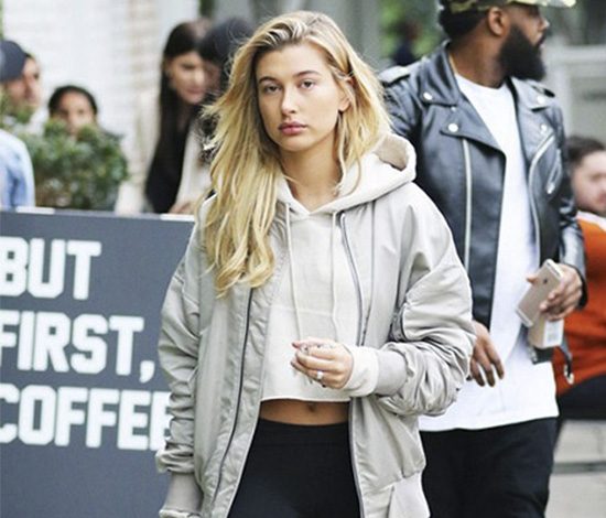 Звездный образ дня. Хейли Болдуин: как носить легинсы