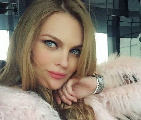 Елена Кулецкая впервые показала новорожденную дочку