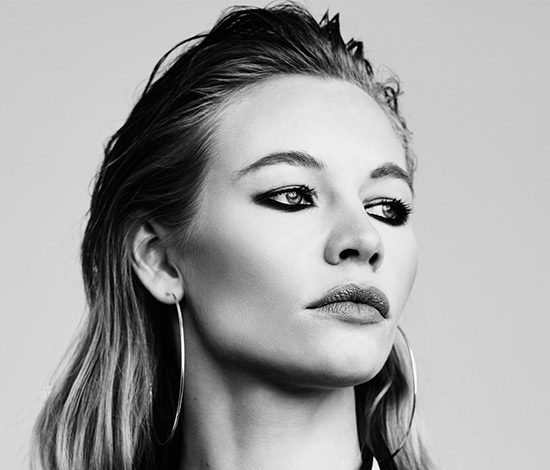 Актеры Петров, Устинова и Кузнецова читают стихи в ГУМе