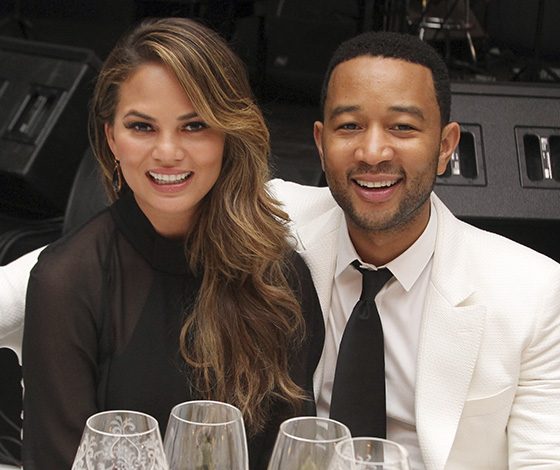 Крисси Тейген и Джон Ледженд на прогулке с маленькой дочкой