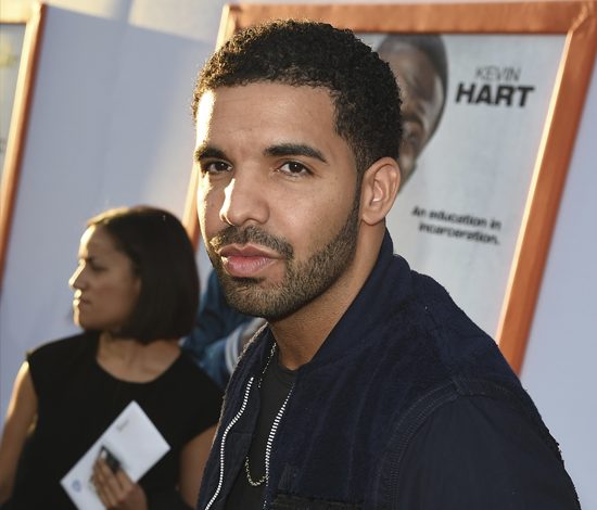 Дрейк в прямом эфире спародировал Рианну