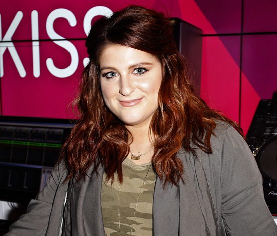 Певица Меган Трейнор упала в прямом эфире