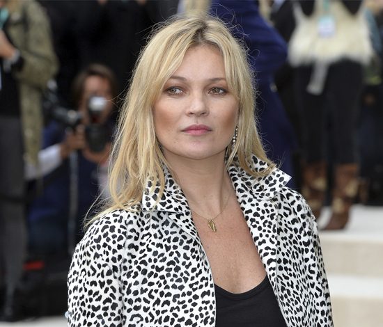 Кейт Мосс поразила стройными ногами в дерзком мини