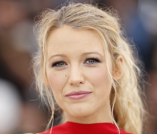 Блейк Лайвли показала округлившийся животик