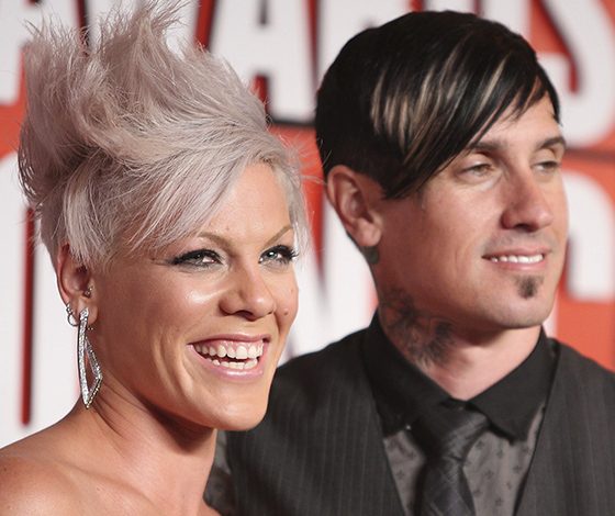 Пинк сняла в новом клипе мужа и дочь