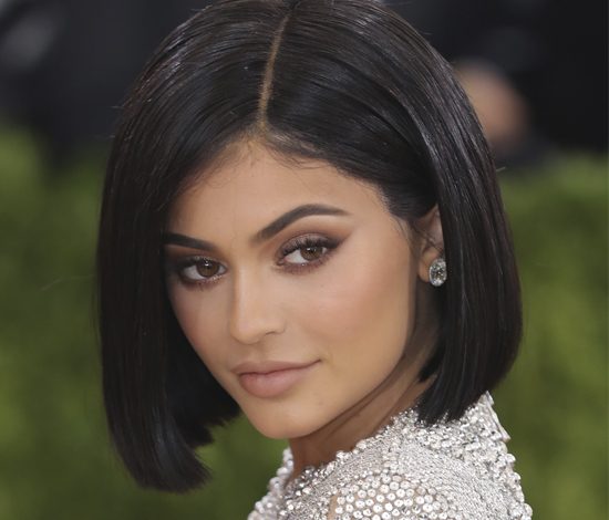 Девушки проверяют уловку Кайли Дженнер для увеличения груди