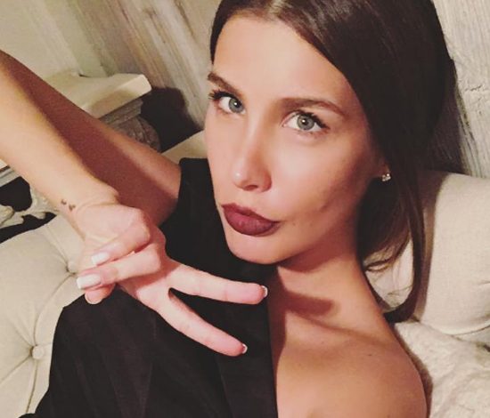 Кэти Топурия сфотографировалась совершенно голой