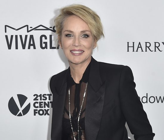 Шэрон Стоун продемонстрировала золотые коронки