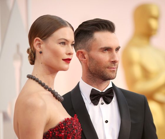 Адам Левин и Бехати Принслу померились животами