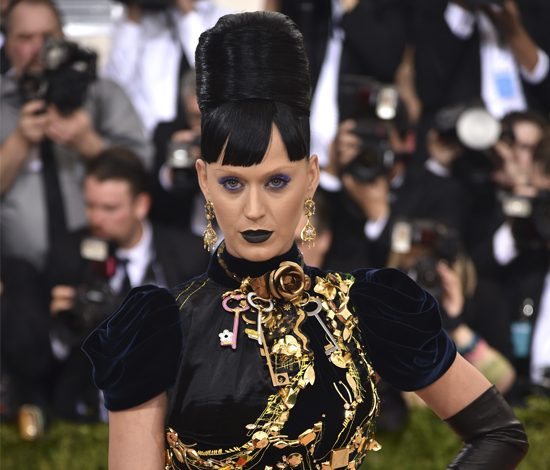 Как в Интернете высмеяли звезд, появившихся на Met Gala