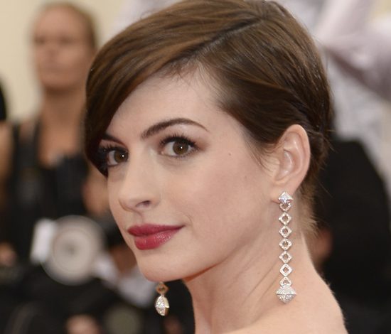 Энн Хэтэуэй впервые после беременности появилась на людях