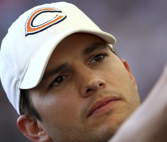 Эштон Кутчер впервые показал обручальное кольцо